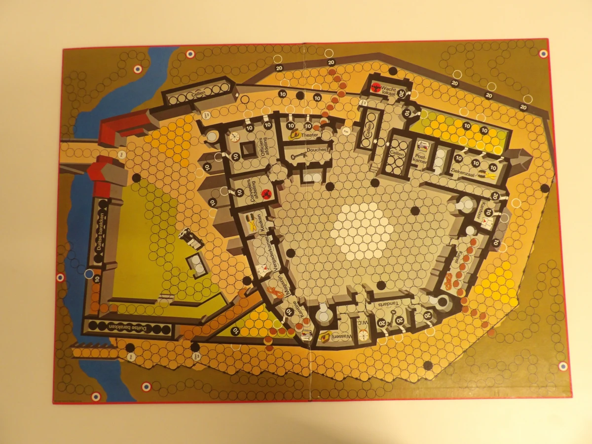 Colditz bordspel met speelstukken en kaarten