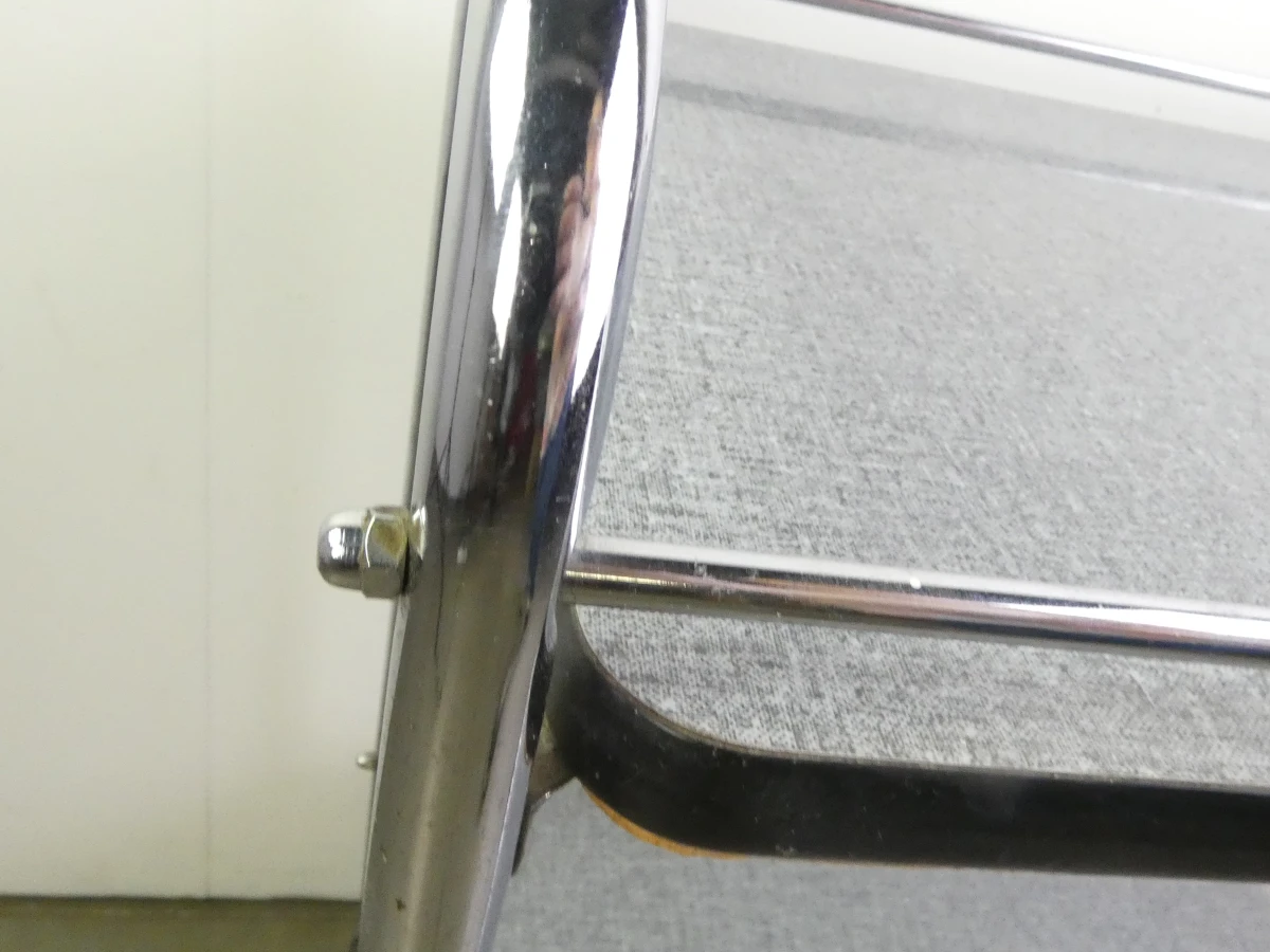 Vintage metalen serveerwagen met twee niveaus