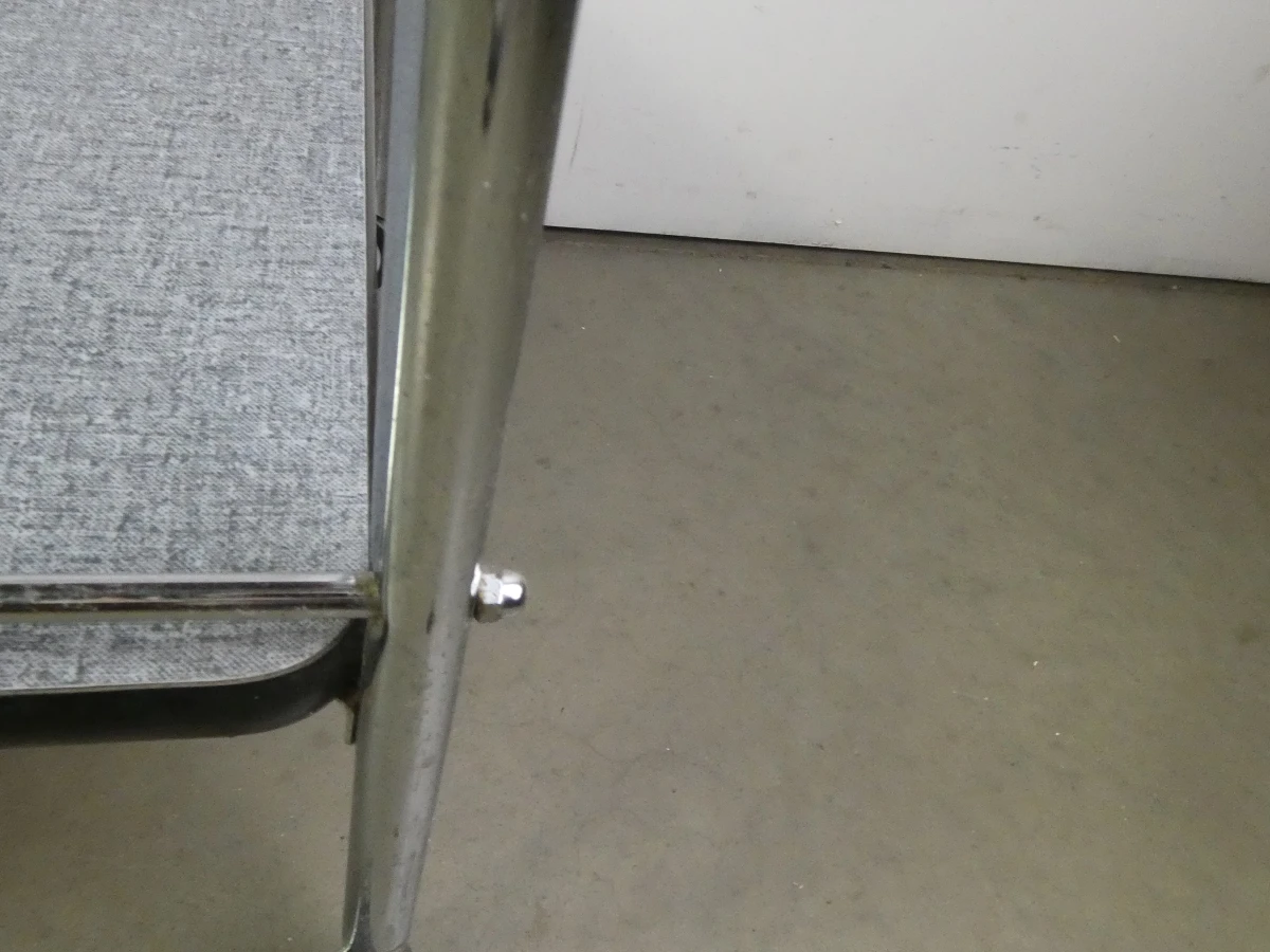Vintage metalen serveerwagen met twee niveaus