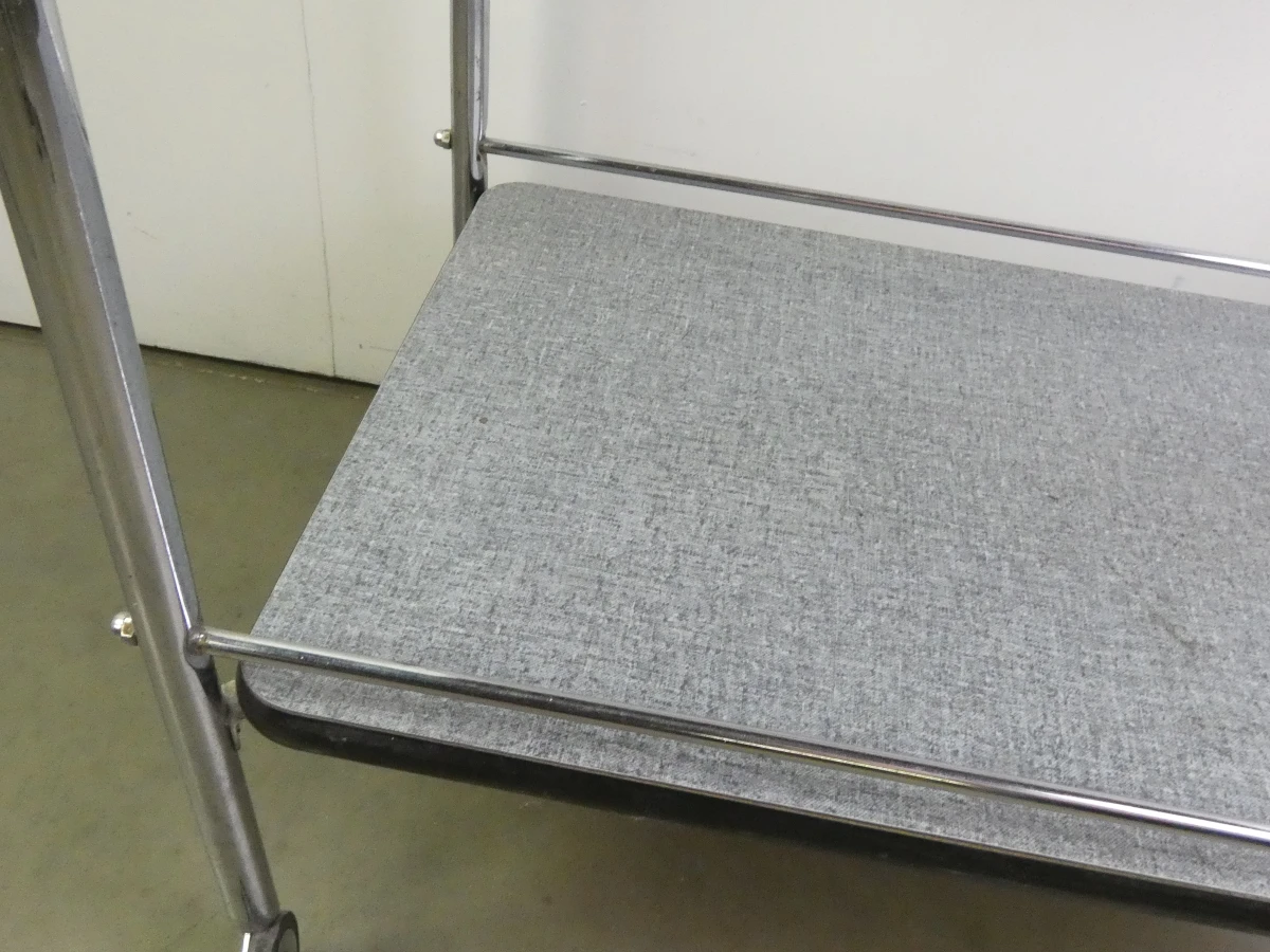 Vintage metalen serveerwagen met twee niveaus
