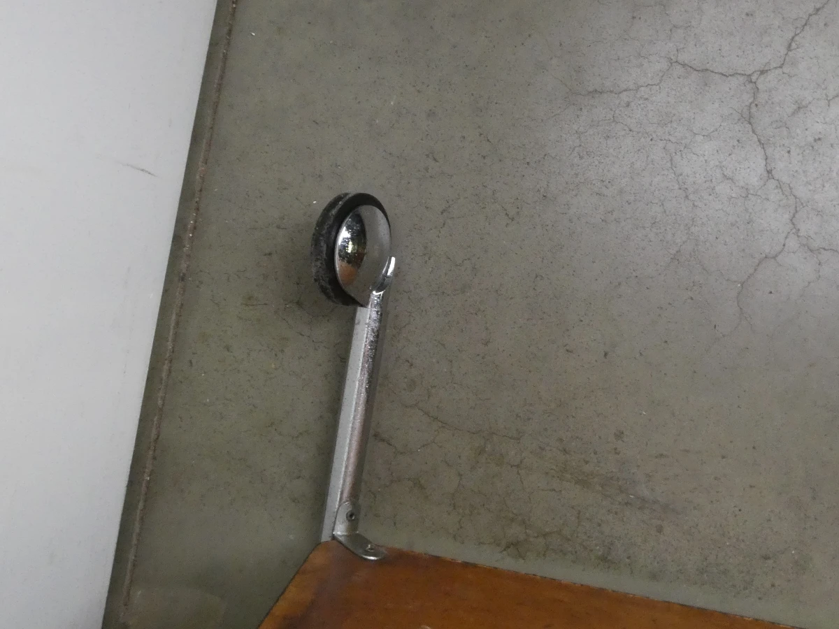 Vintage metalen serveerwagen met twee niveaus