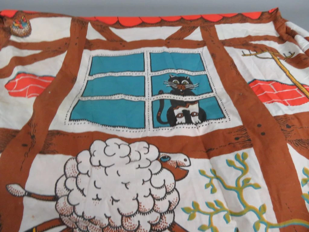 Vintage stoffen speelhuisje met houten frame