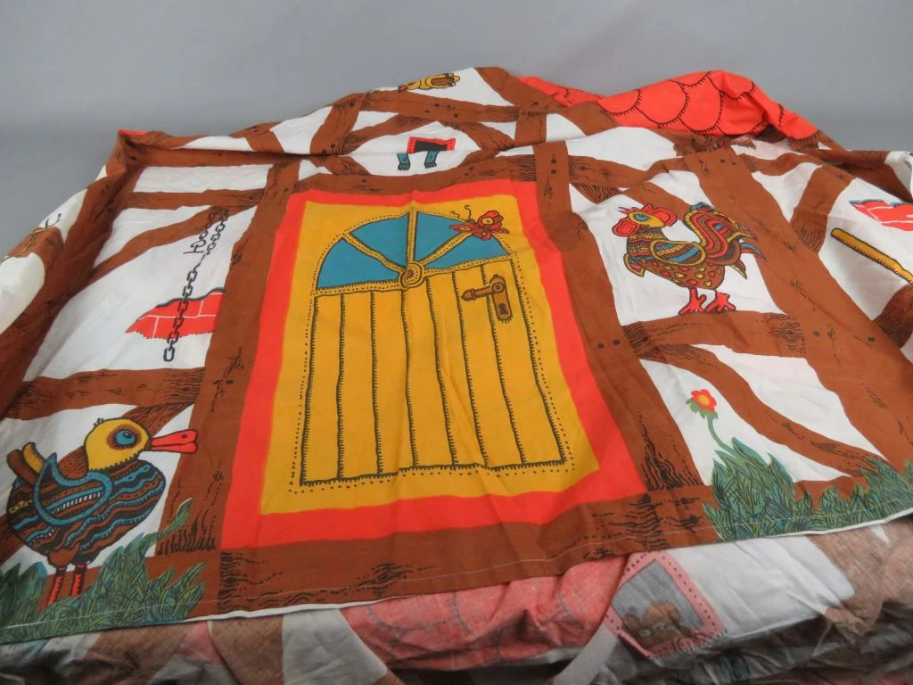 Vintage stoffen speelhuisje met houten frame