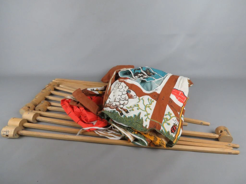 Vintage stoffen speelhuisje met houten frame