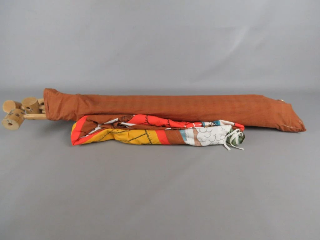 Vintage stoffen speelhuisje met houten frame