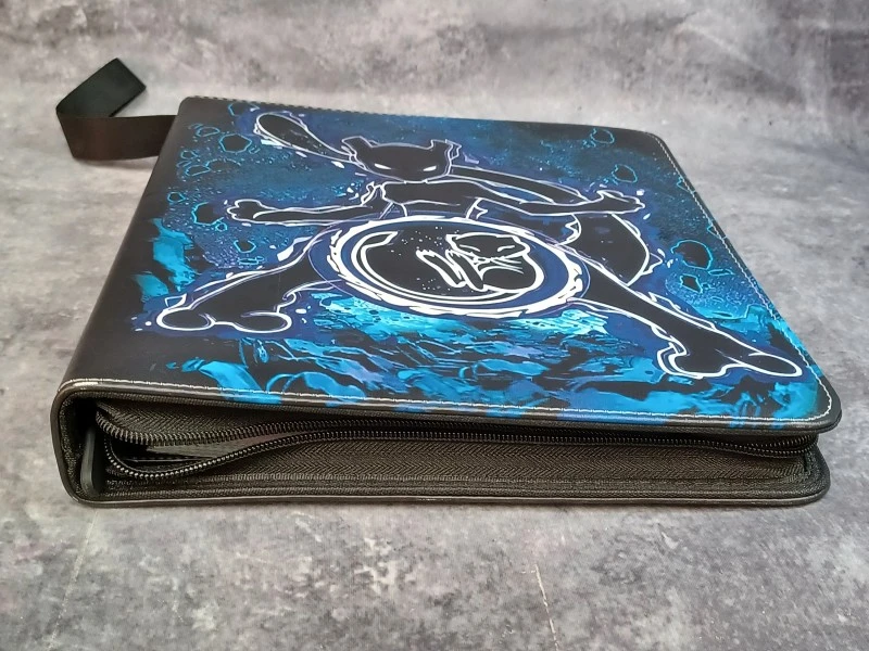 Luxe Mewtwo Binder met 225 kaarten in en Pikachu knuffel-trio - foto 11