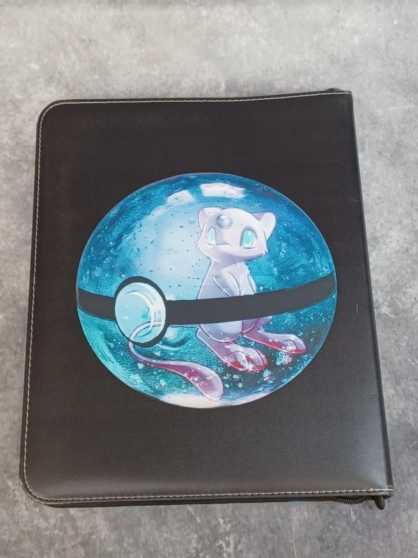 Luxe Mewtwo Binder met 225 kaarten in en Pikachu knuffel-trio - foto 12