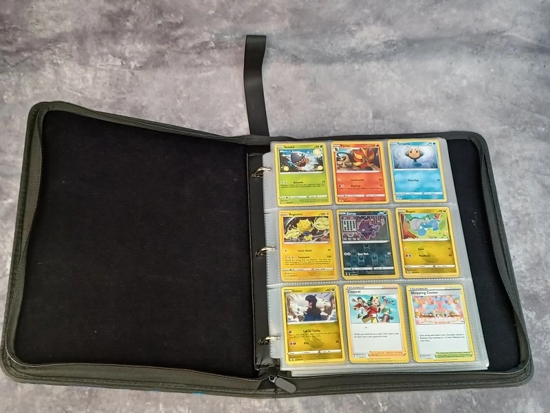 Luxe Mewtwo Binder met 225 kaarten in en Pikachu knuffel-trio - foto 3