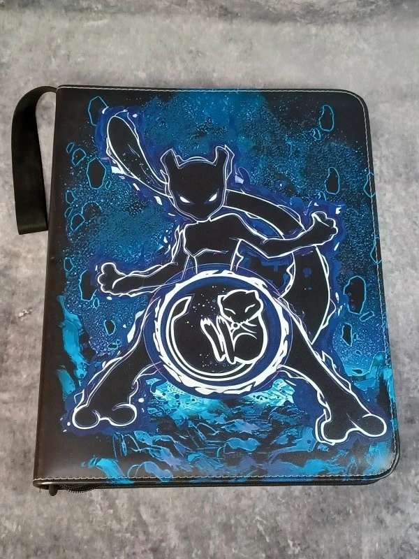 Luxe Mewtwo Binder met 225 kaarten in en Pikachu knuffel-trio - foto 2