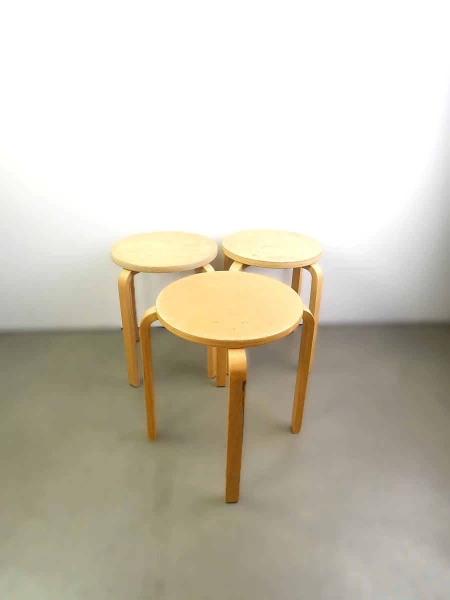 Set van 3 houten krukken met lichte gebruikssporen