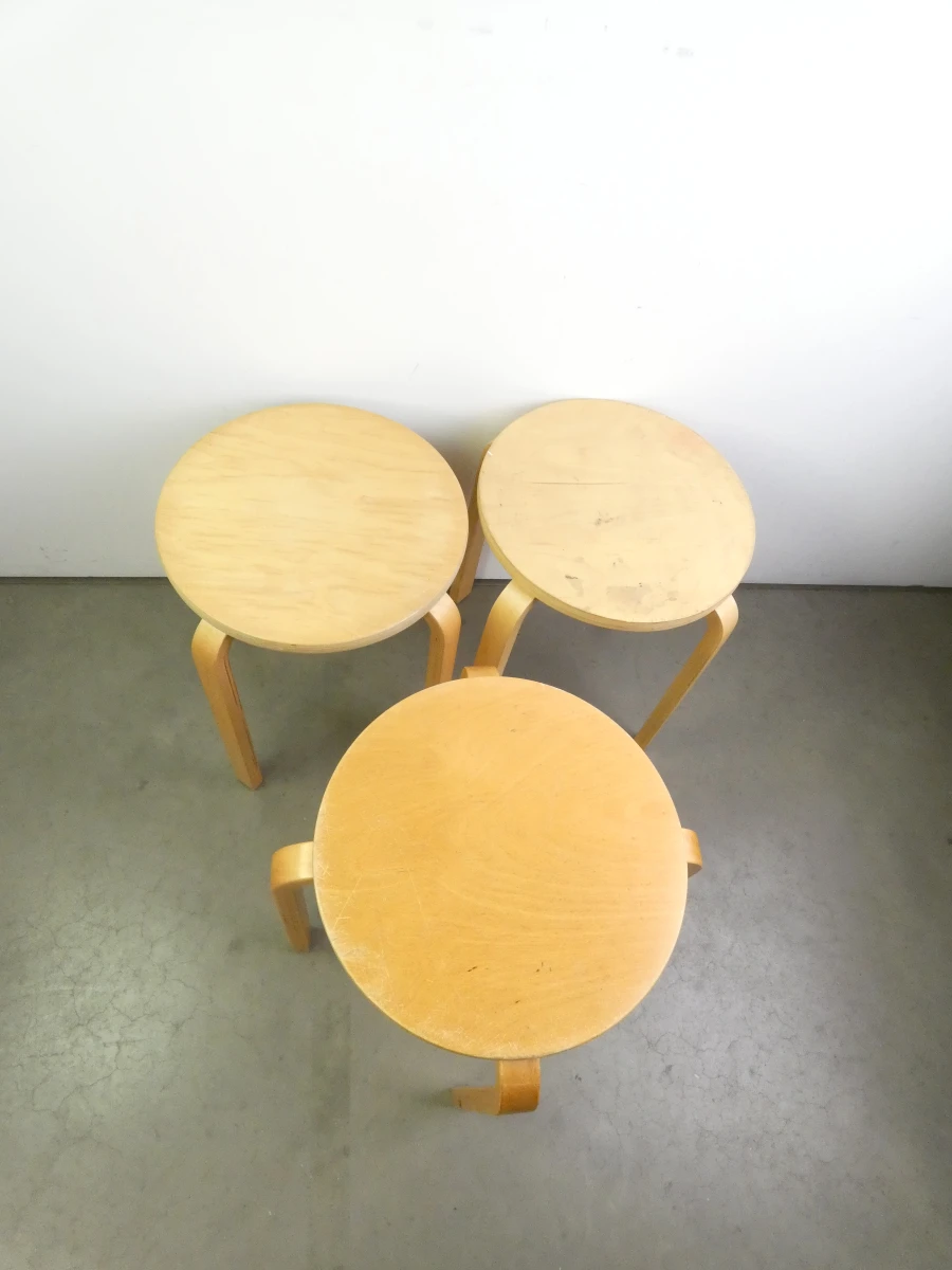 Set van 3 houten krukken met lichte gebruikssporen