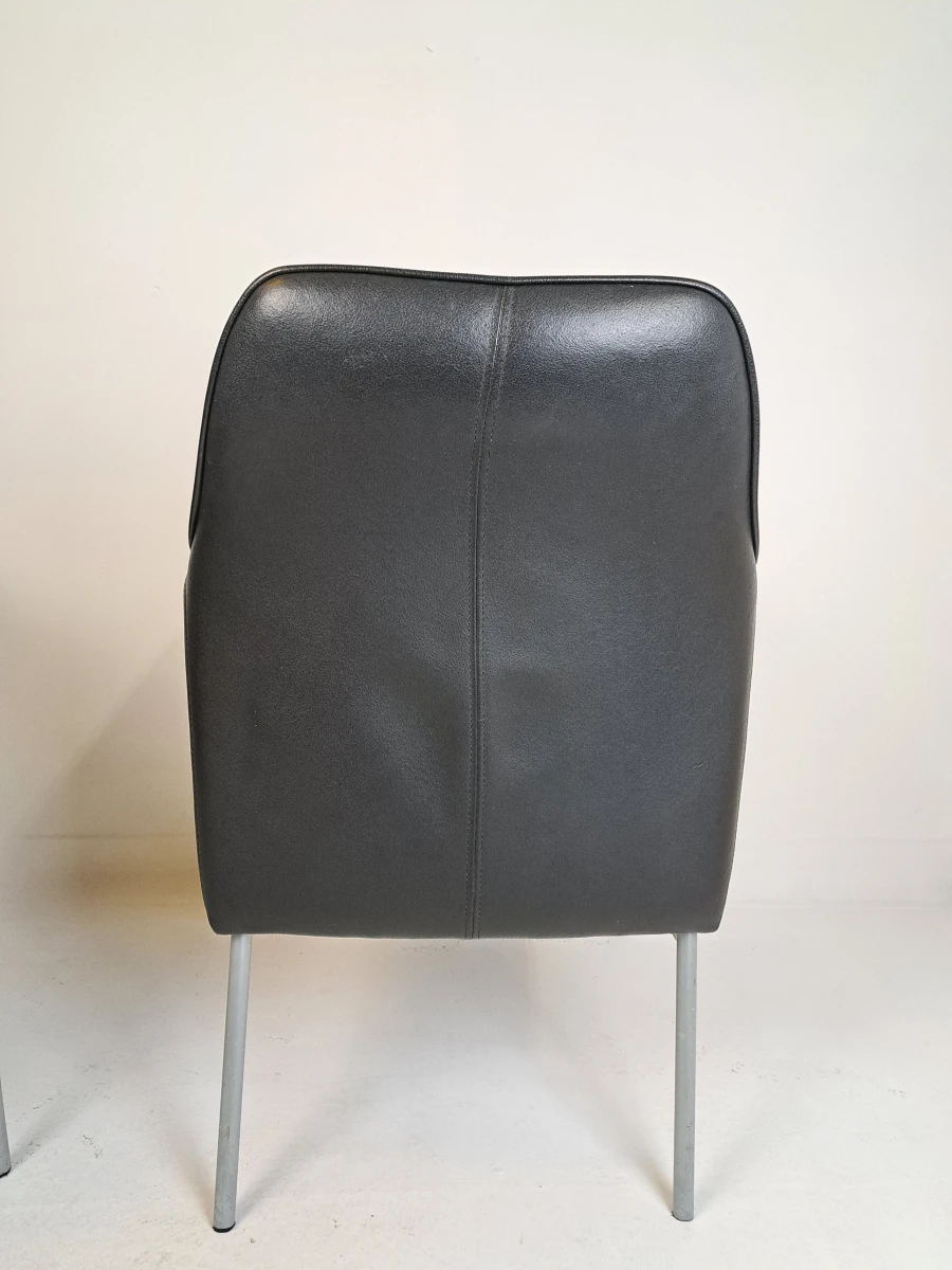 Set van 2 vintage zwarte fauteuils met metalen poten - foto 5