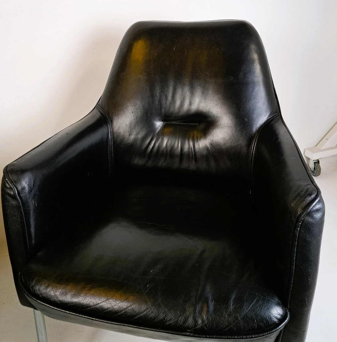 Set van 2 vintage zwarte fauteuils met metalen poten - foto 2