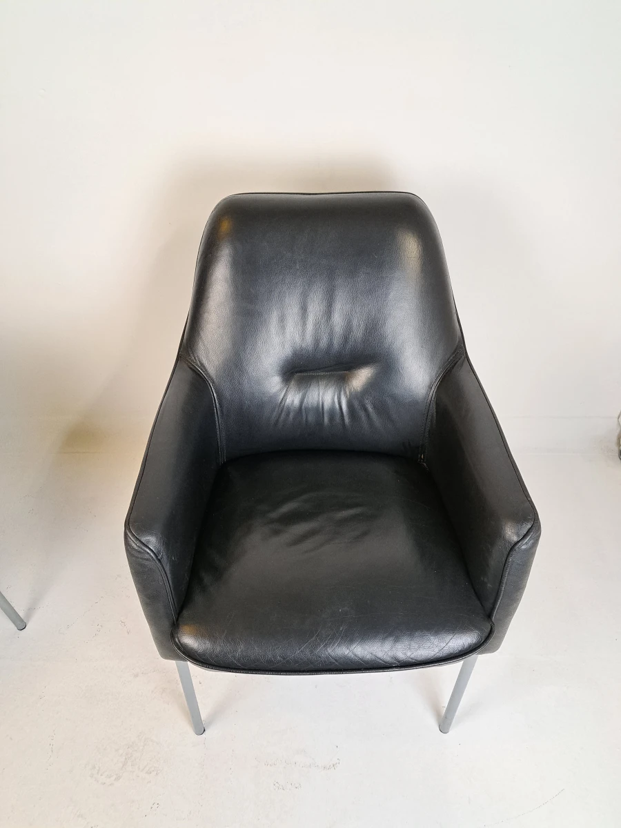 Set van 2 vintage zwarte fauteuils met metalen poten - foto 8