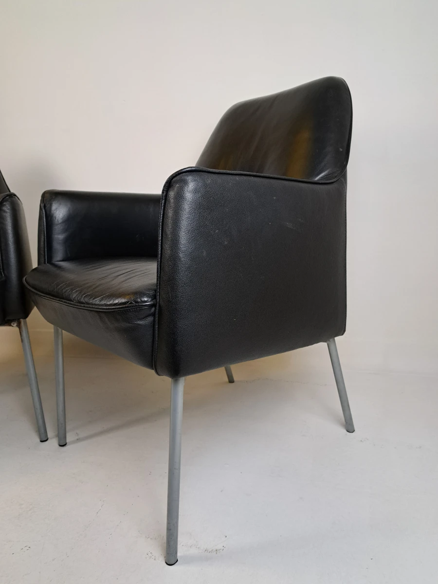 Set van 2 vintage zwarte fauteuils met metalen poten - foto 4