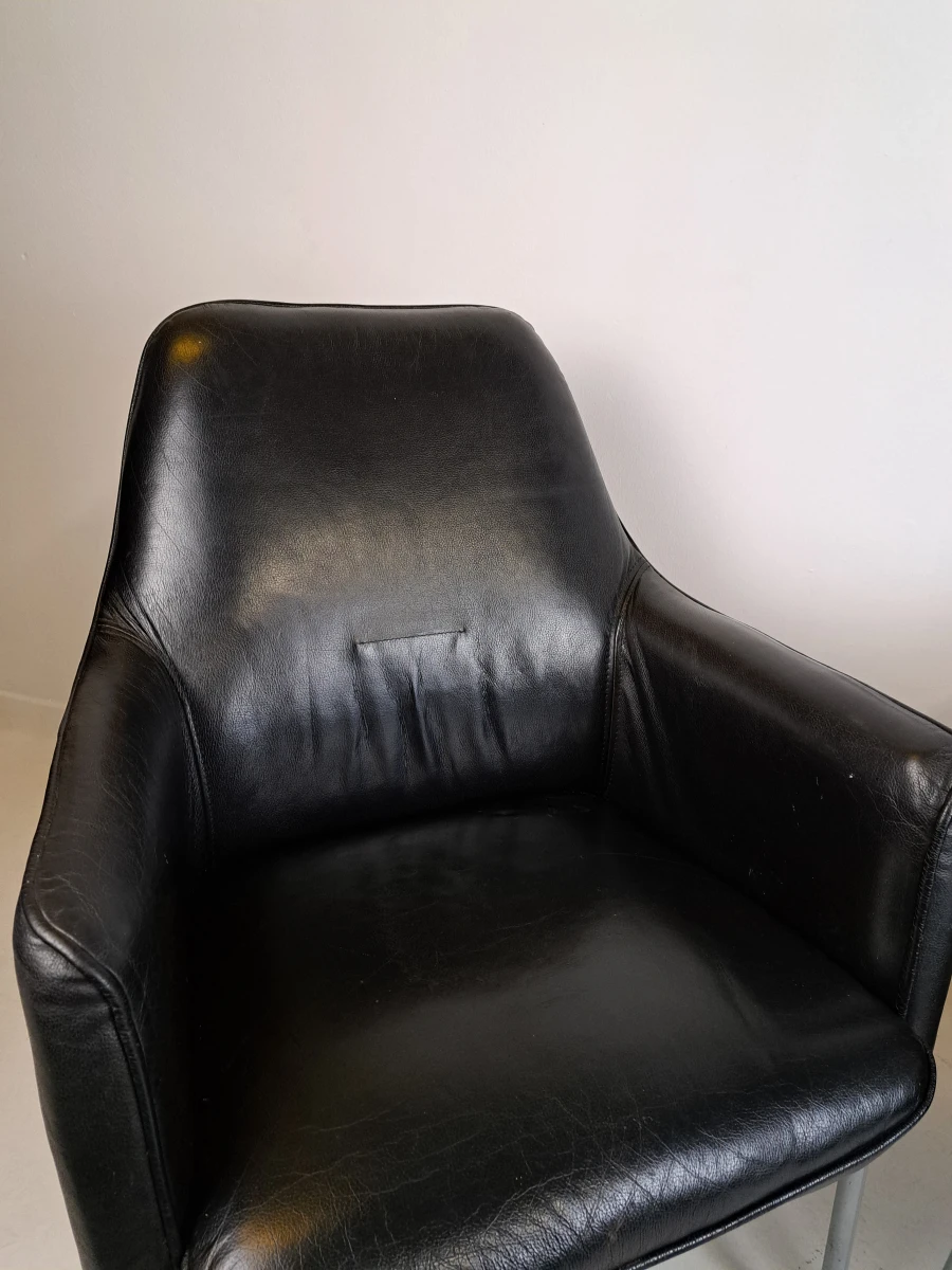 Set van 2 vintage zwarte fauteuils met metalen poten - foto 3
