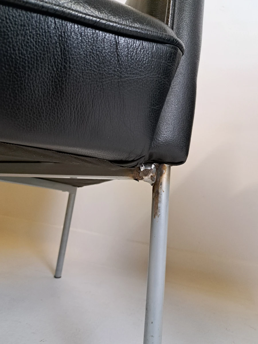 Set van 2 vintage zwarte fauteuils met metalen poten - foto 6
