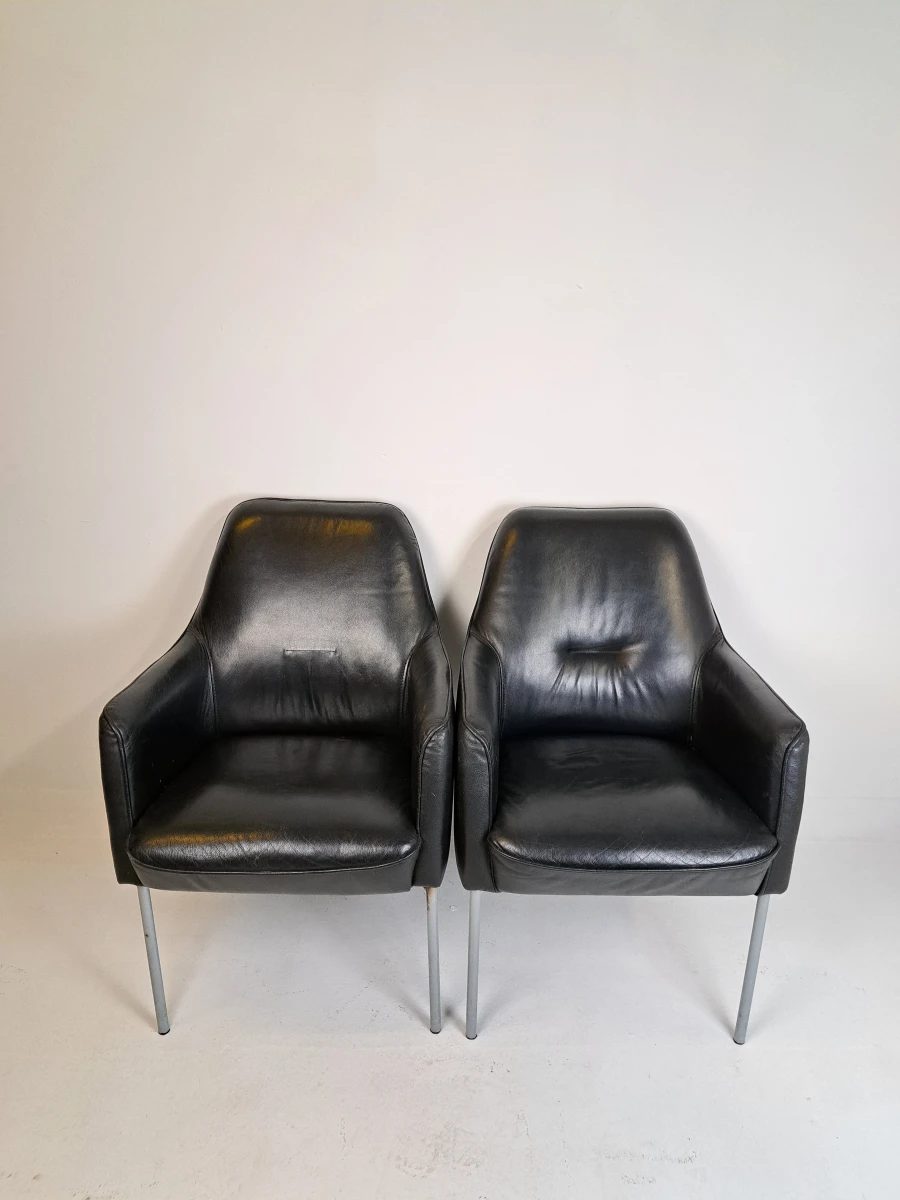 Set van 2 vintage zwarte fauteuils met metalen poten - foto 9
