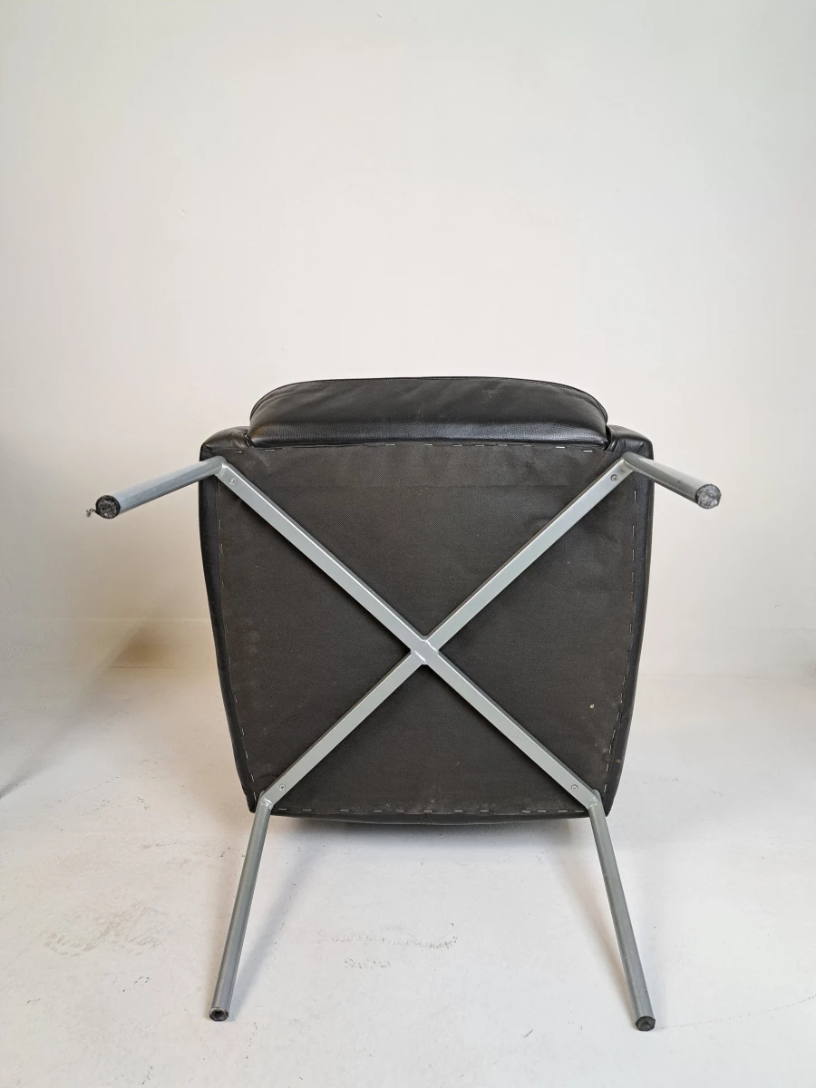 Set van 2 vintage zwarte fauteuils met metalen poten - foto 7