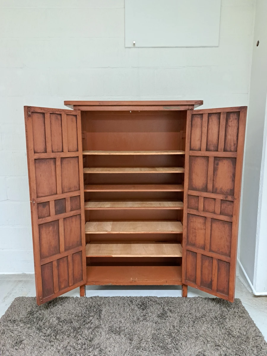 Hoge houten 2 deurs kast met paneeldeuren en decoratief metalen beslag - foto 6