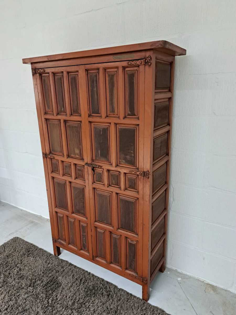 Hoge houten 2 deurs kast met paneeldeuren en decoratief metalen beslag - foto 2