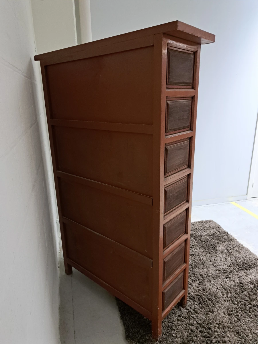 Hoge houten 2 deurs kast met paneeldeuren en decoratief metalen beslag - foto 9