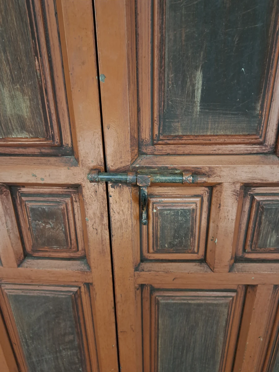 Hoge houten 2 deurs kast met paneeldeuren en decoratief metalen beslag - foto 4