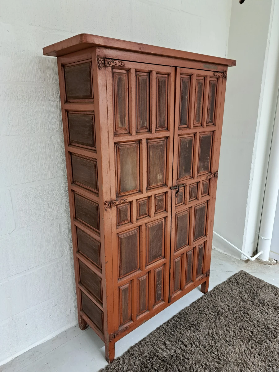 Hoge houten 2 deurs kast met paneeldeuren en decoratief metalen beslag - foto 3