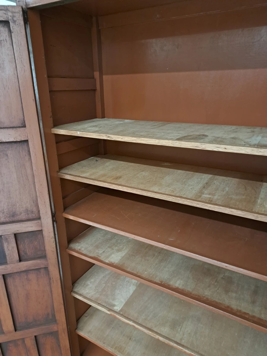 Hoge houten 2 deurs kast met paneeldeuren en decoratief metalen beslag - foto 7