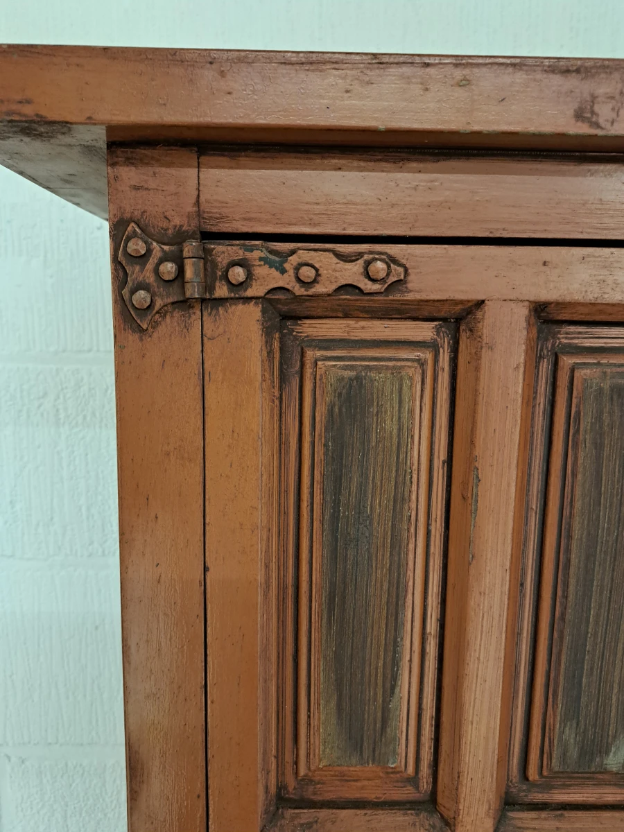 Hoge houten 2 deurs kast met paneeldeuren en decoratief metalen beslag - foto 5