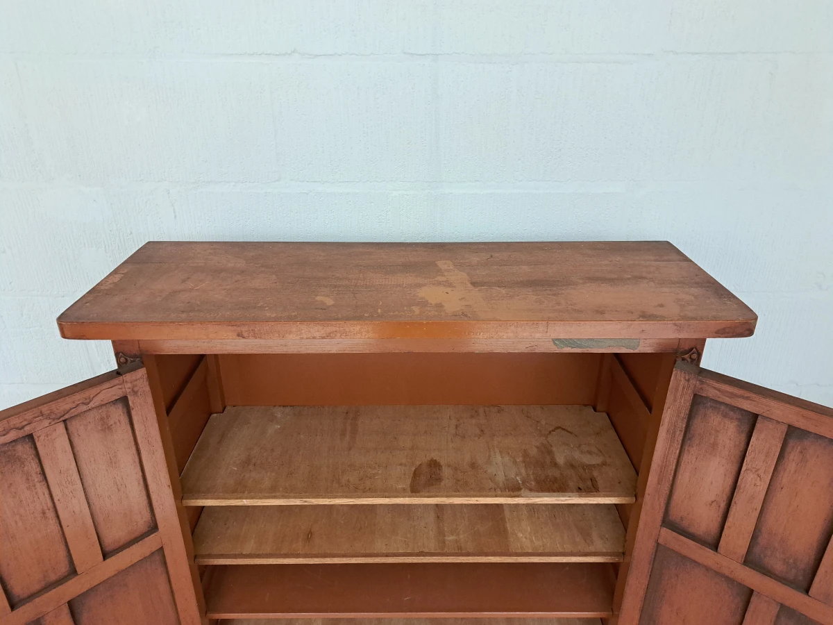 Hoge houten 2 deurs kast met paneeldeuren en decoratief metalen beslag - foto 8