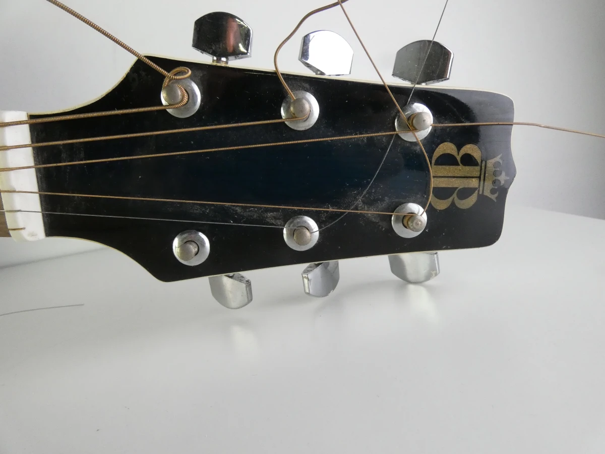 Blauwe akoestische gitaar met elektrische versterking - foto 2