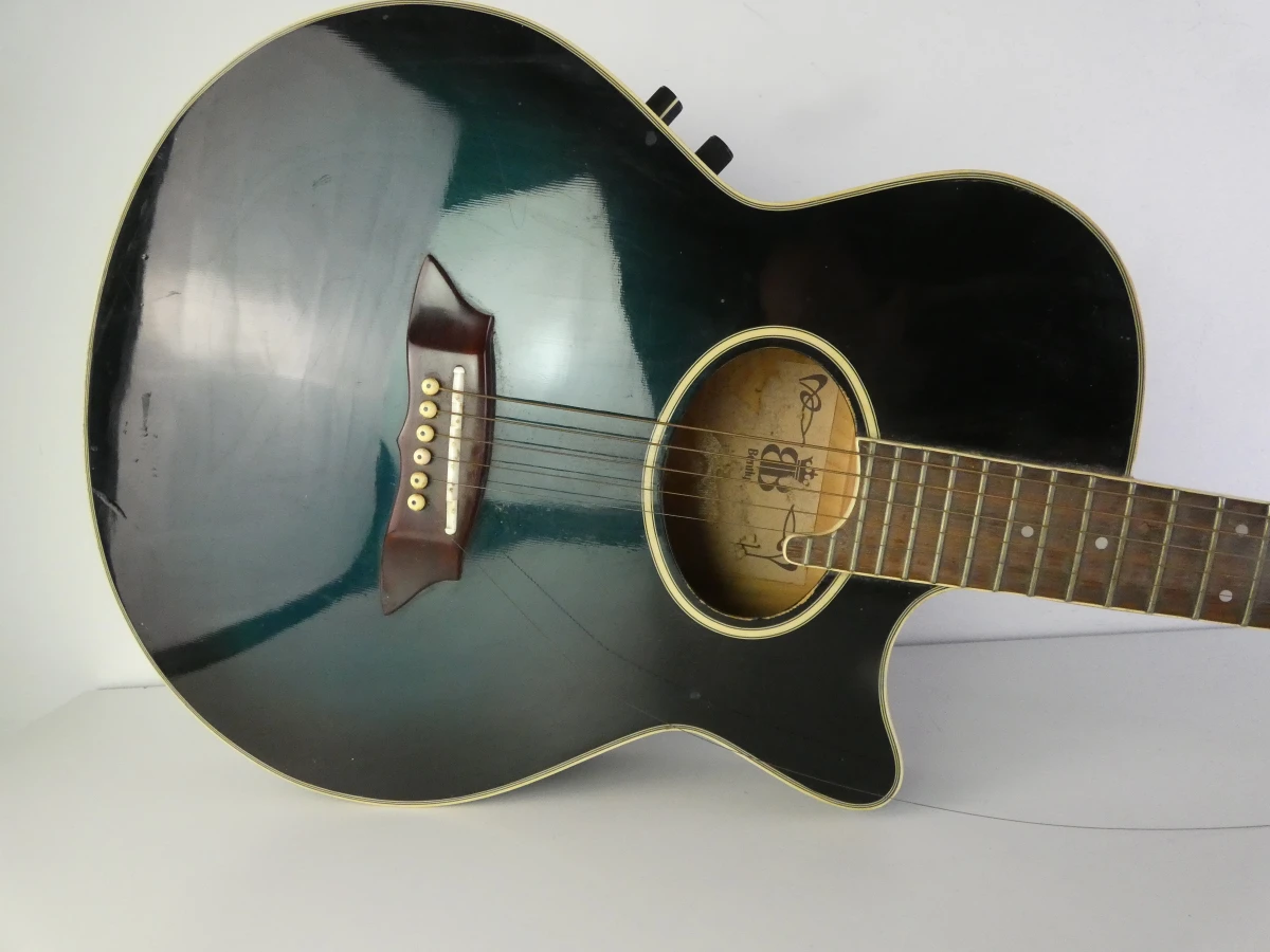Blauwe akoestische gitaar met elektrische versterking - foto 3