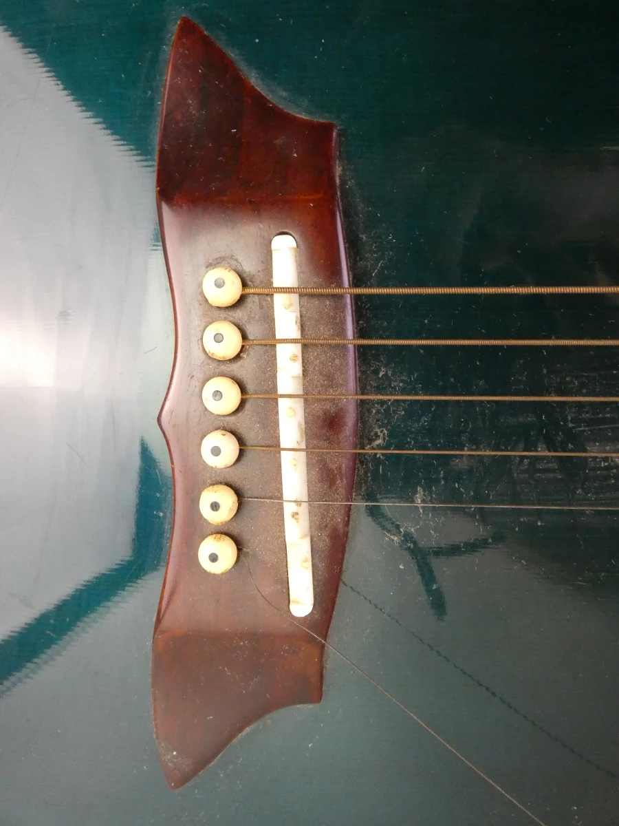 Blauwe akoestische gitaar met elektrische versterking - foto 5