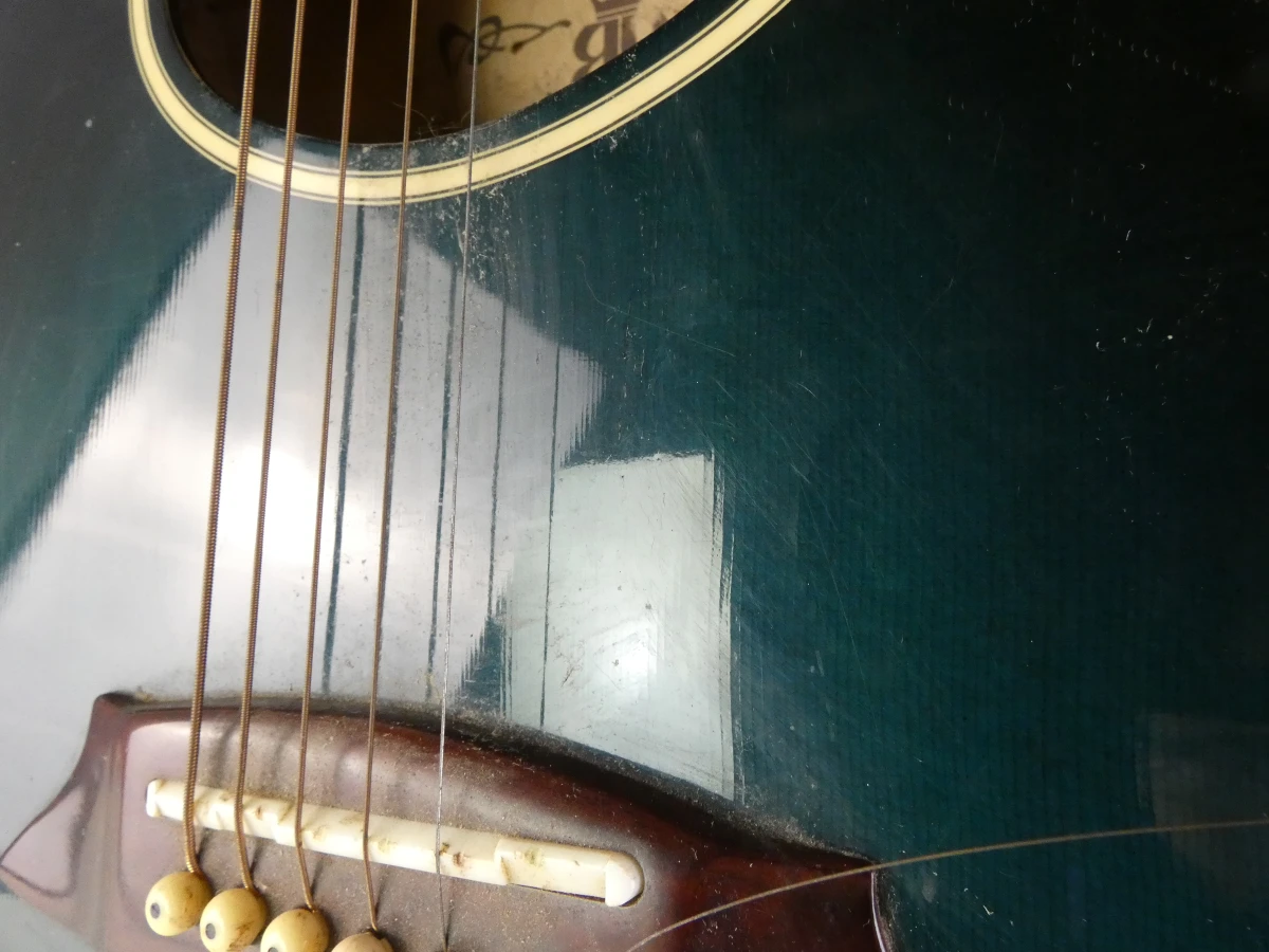 Blauwe akoestische gitaar met elektrische versterking - foto 8