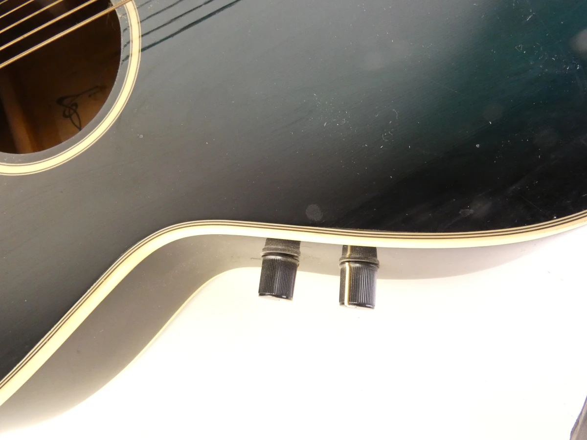 Blauwe akoestische gitaar met elektrische versterking - foto 10