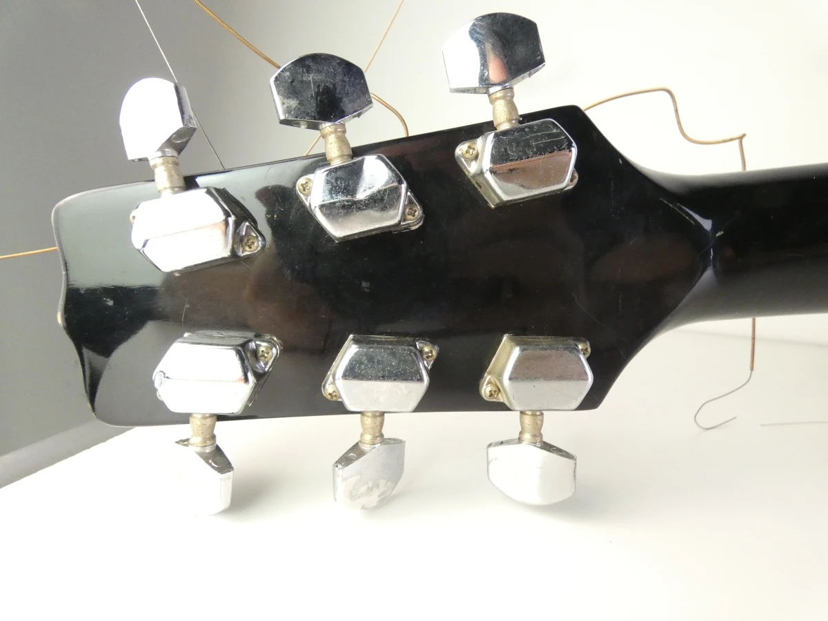 Blauwe akoestische gitaar met elektrische versterking - foto 17