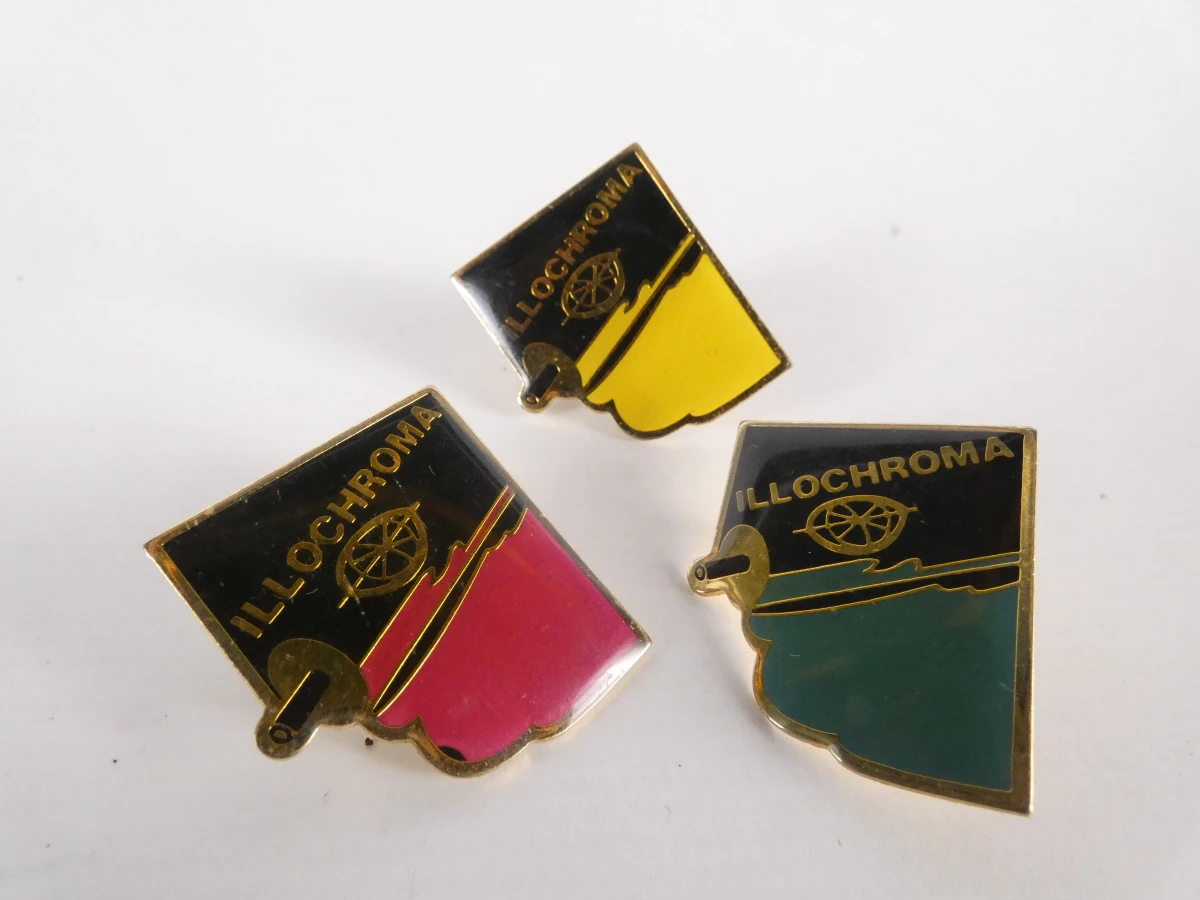 Verzameling diverse pinnen met etui(121 stuks)