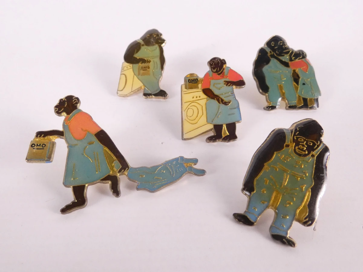 Verzameling diverse pinnen met etui(121 stuks)