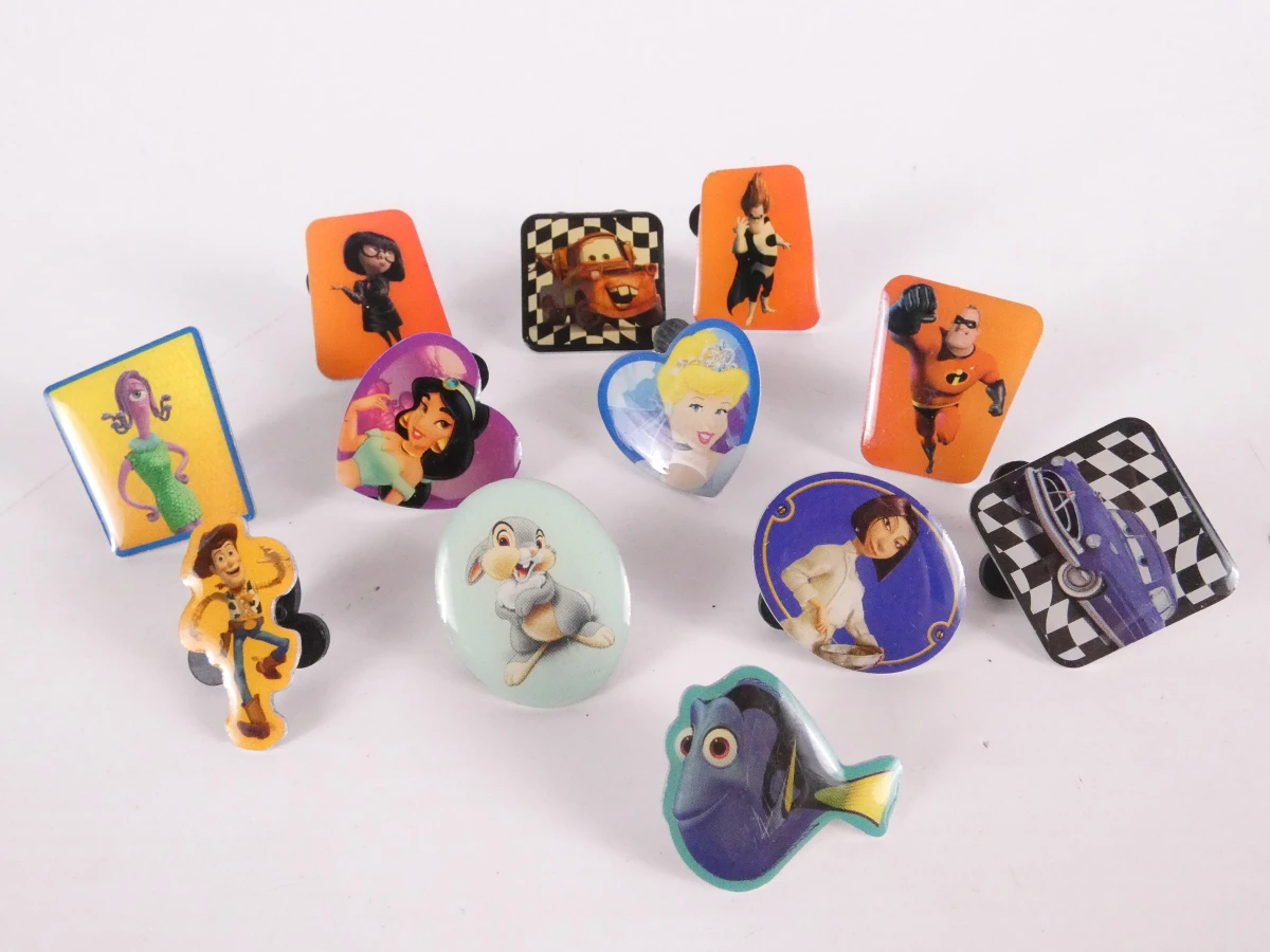 Verzameling diverse pinnen met etui(121 stuks)