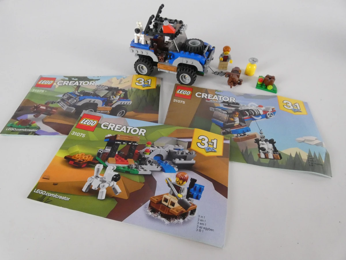 Diverse LEGO bouwsets met voertuigen en handleidingen
