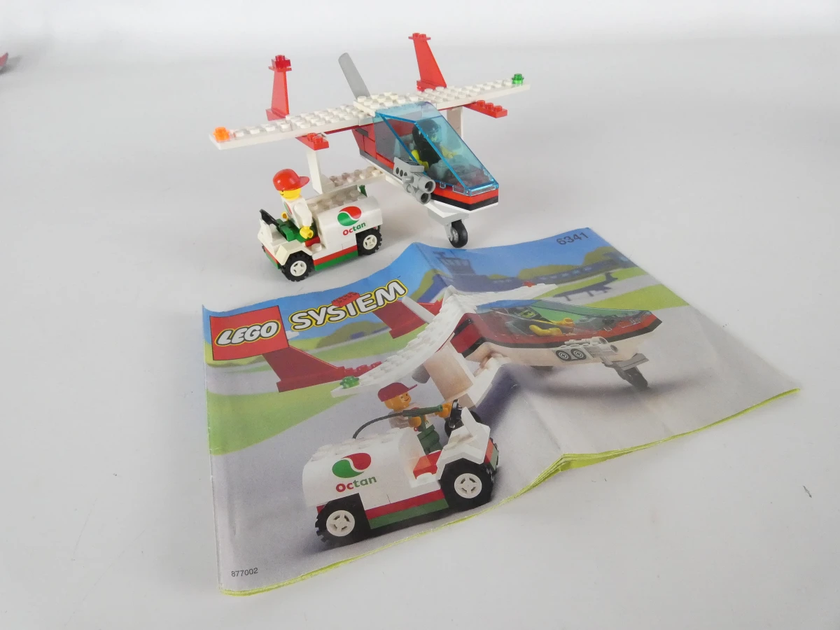 Diverse LEGO bouwsets met voertuigen en handleidingen