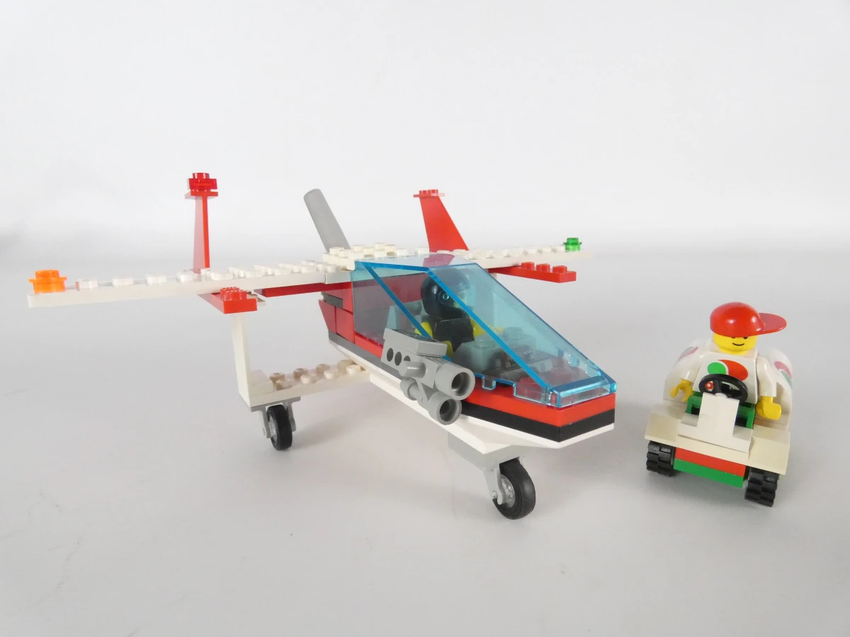 Diverse LEGO bouwsets met voertuigen en handleidingen