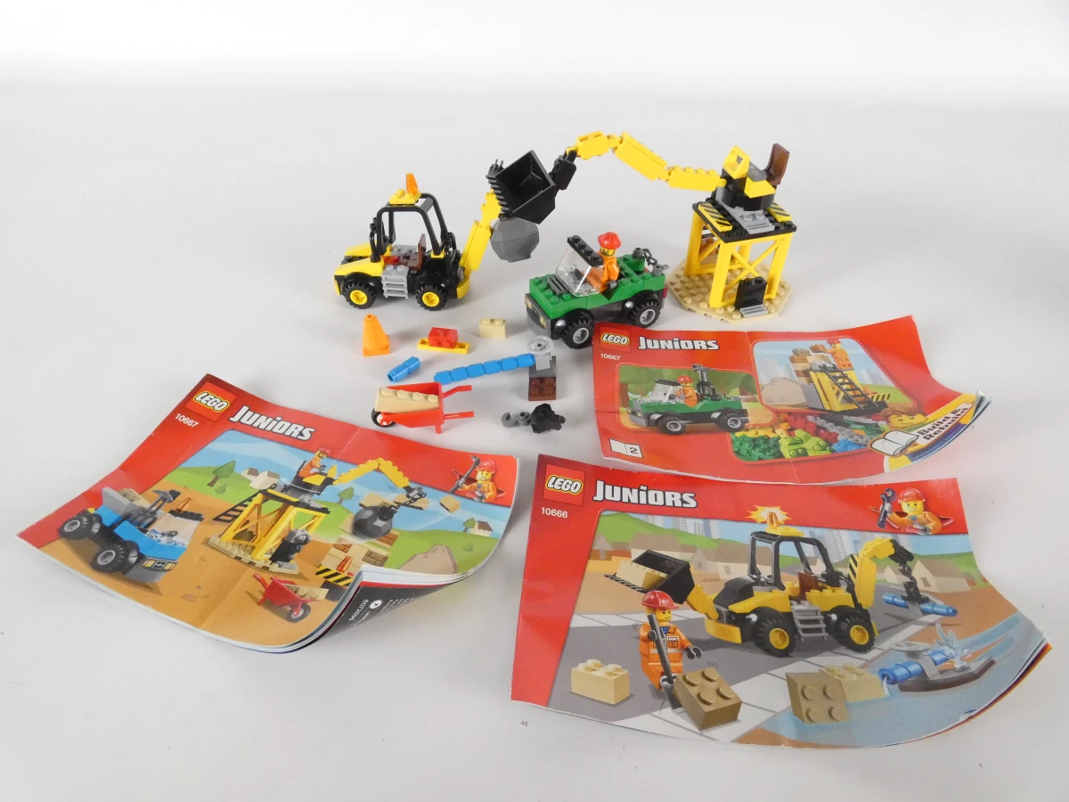 Diverse LEGO bouwsets met voertuigen en handleidingen