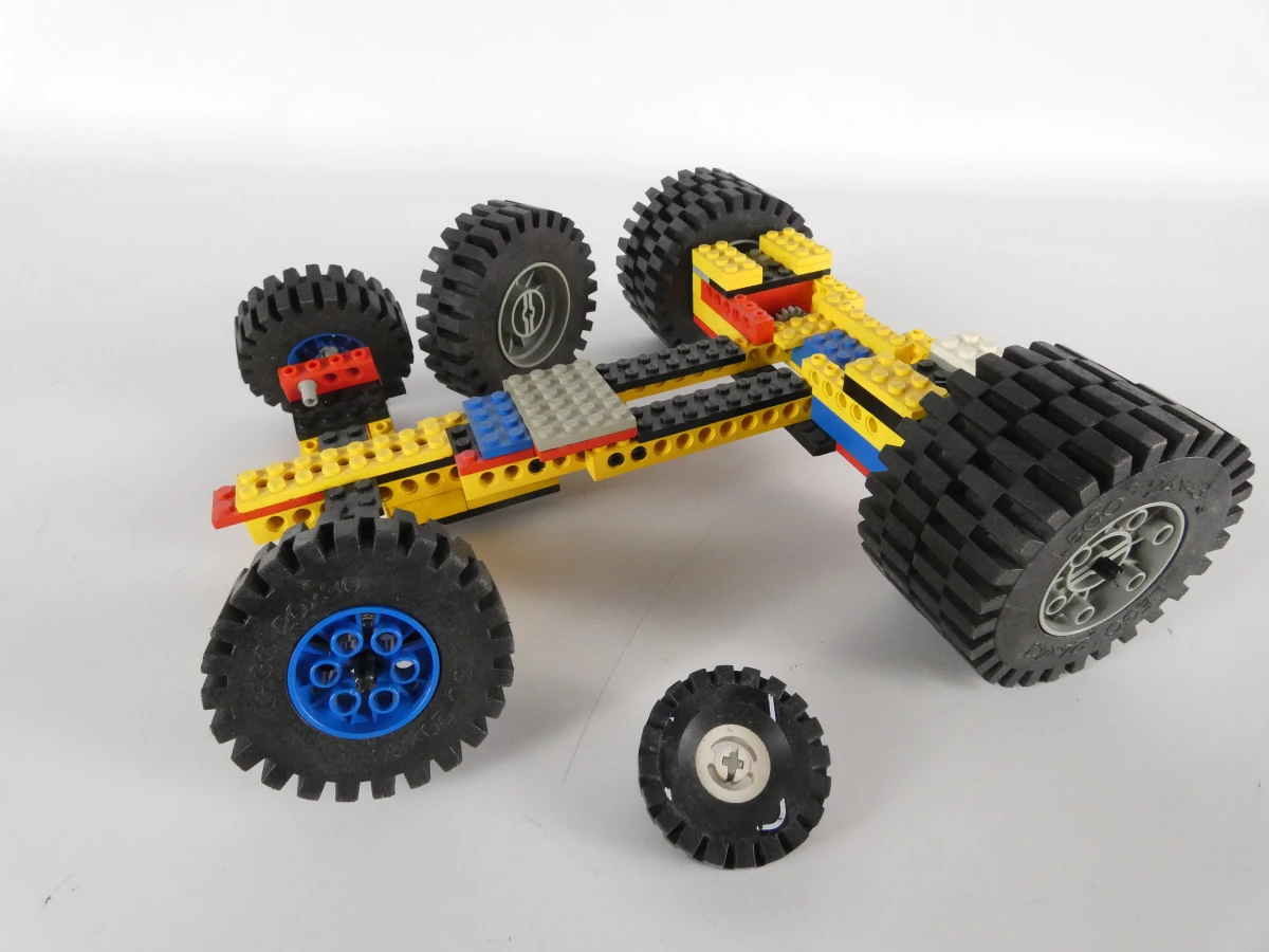 Diverse LEGO bouwsets met voertuigen en handleidingen