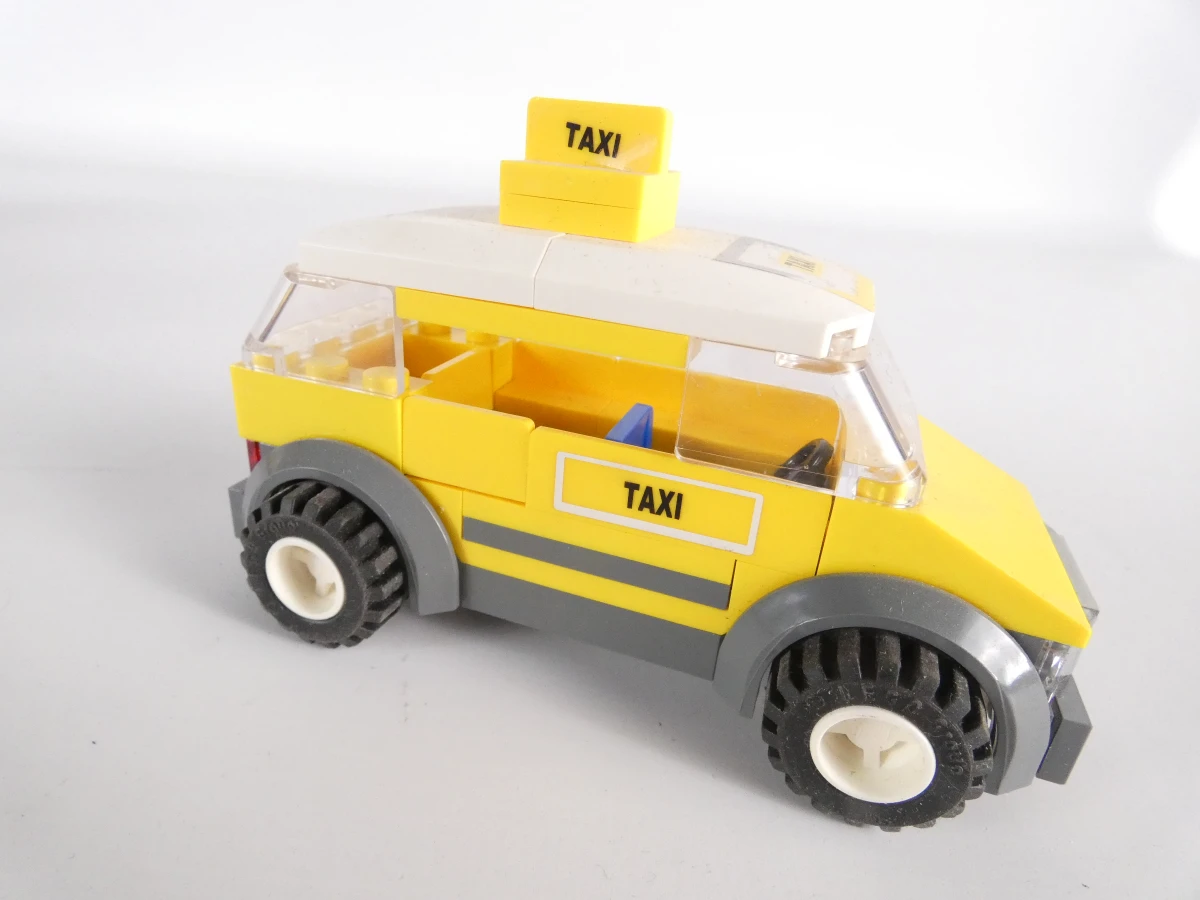 Diverse LEGO bouwsets met voertuigen en handleidingen