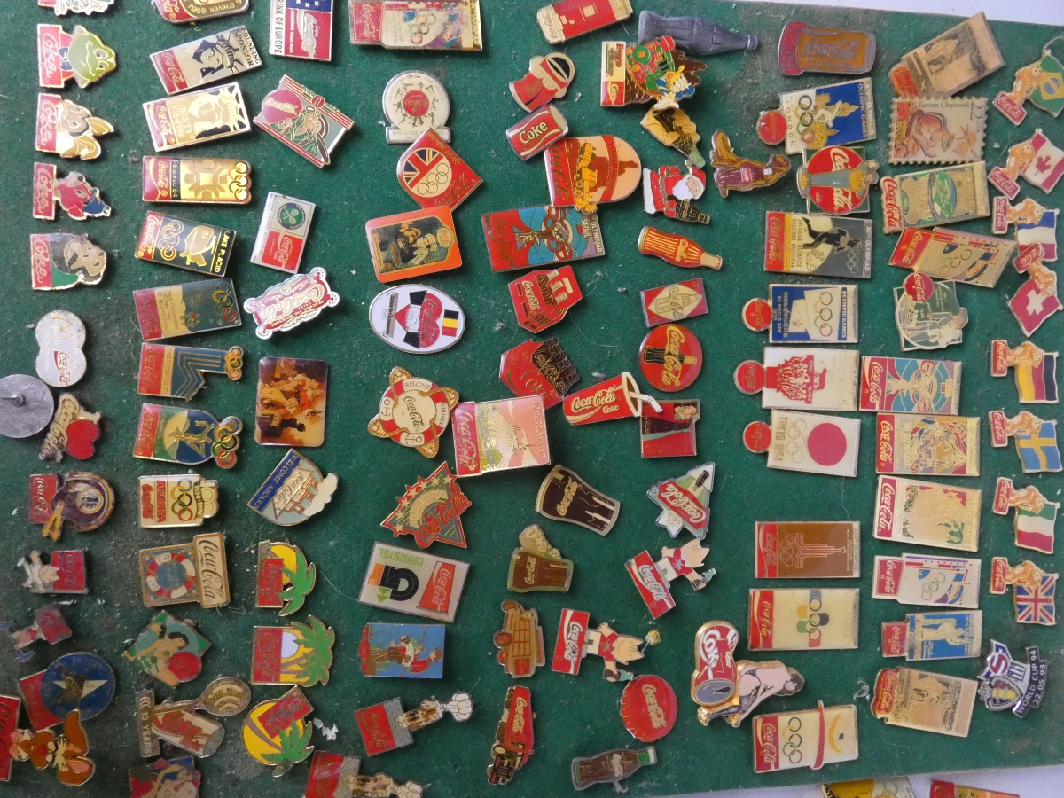 Grote verzameling diverse pins, speldjes en munten