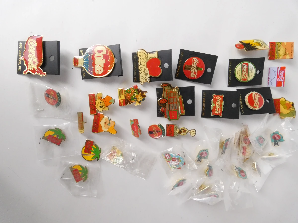Grote verzameling diverse pins, speldjes en munten