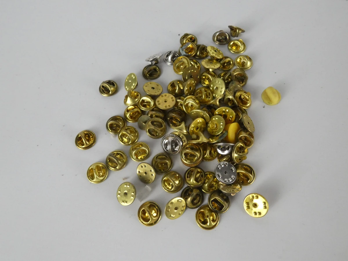 Grote verzameling diverse pins, speldjes en munten