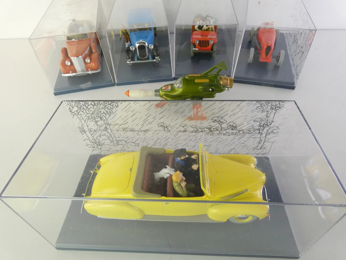 5 Tintin modelauto's en 1 ruimteschip in vitrinekastjes
